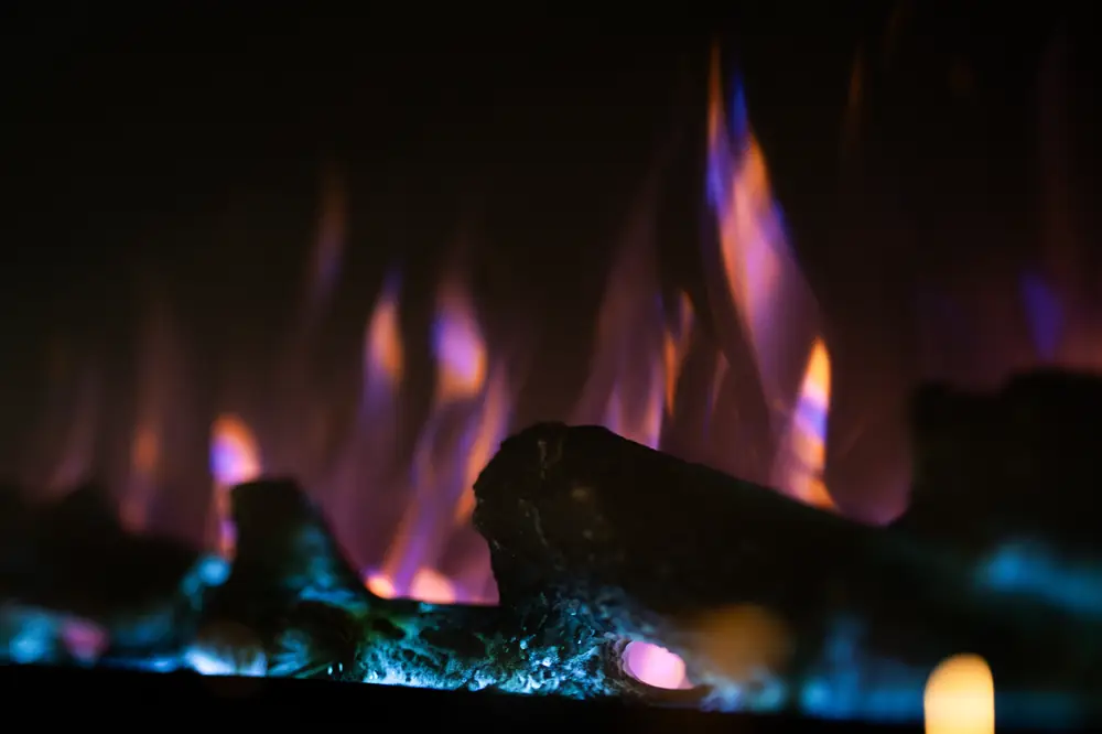 Flammen eines Kaminfeuers in warmen Farben