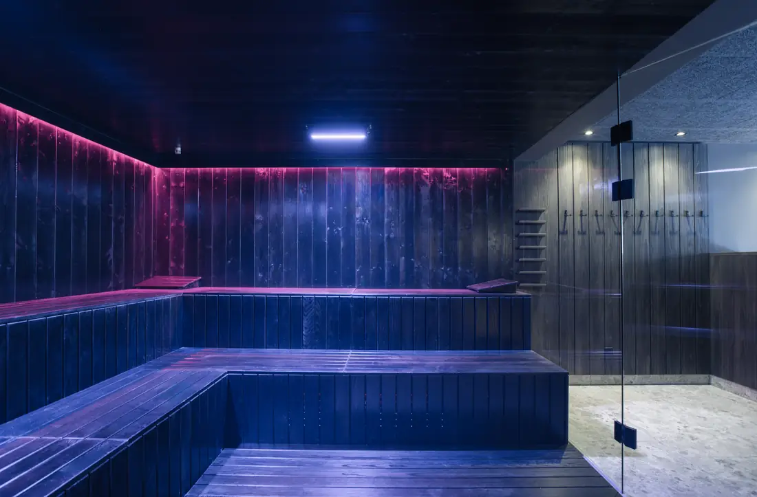 Finnische Dunkelsauna im Adults-Only-Spa mit violettem Licht