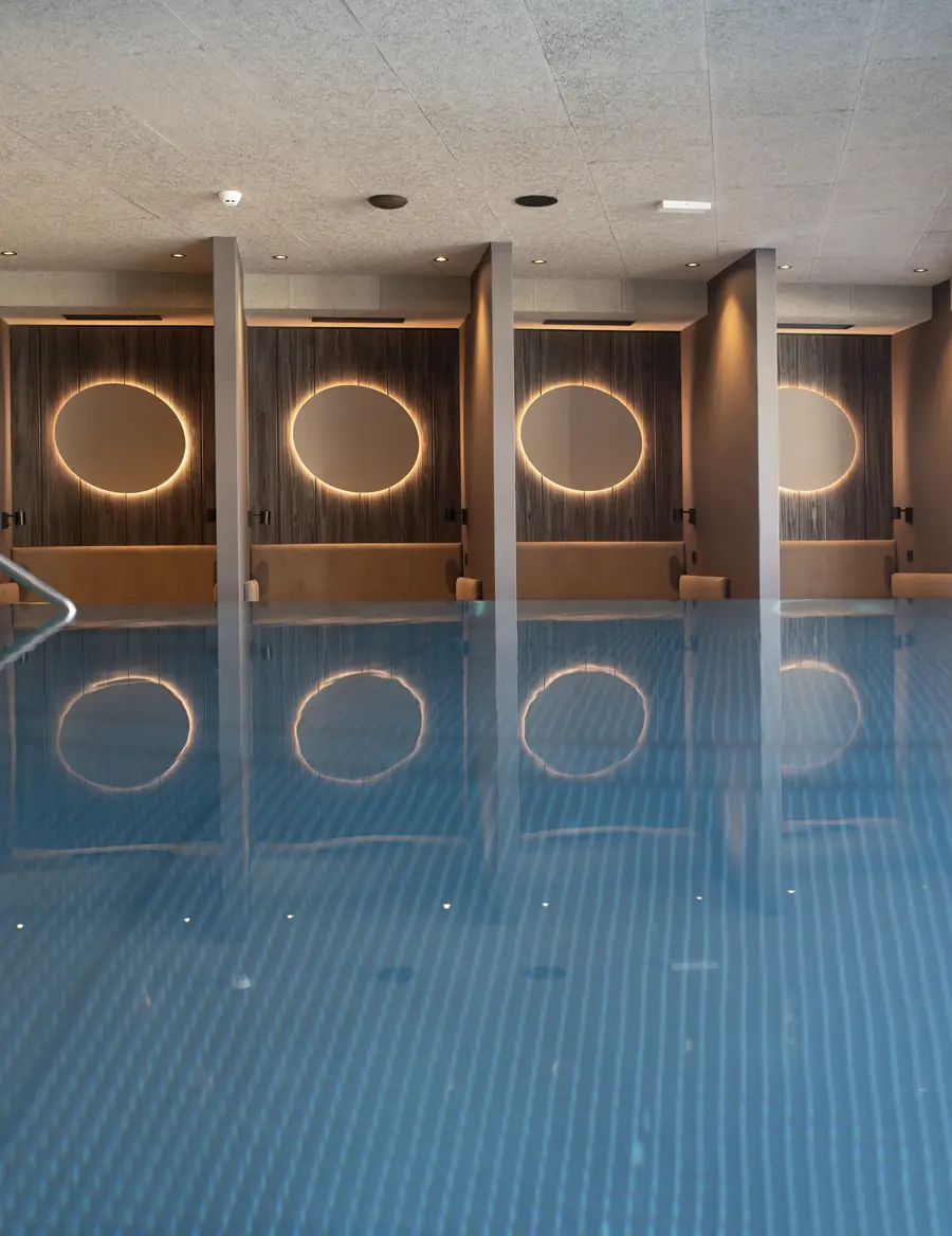 Pool mit Ruhenischen und beleuchteten Ringen